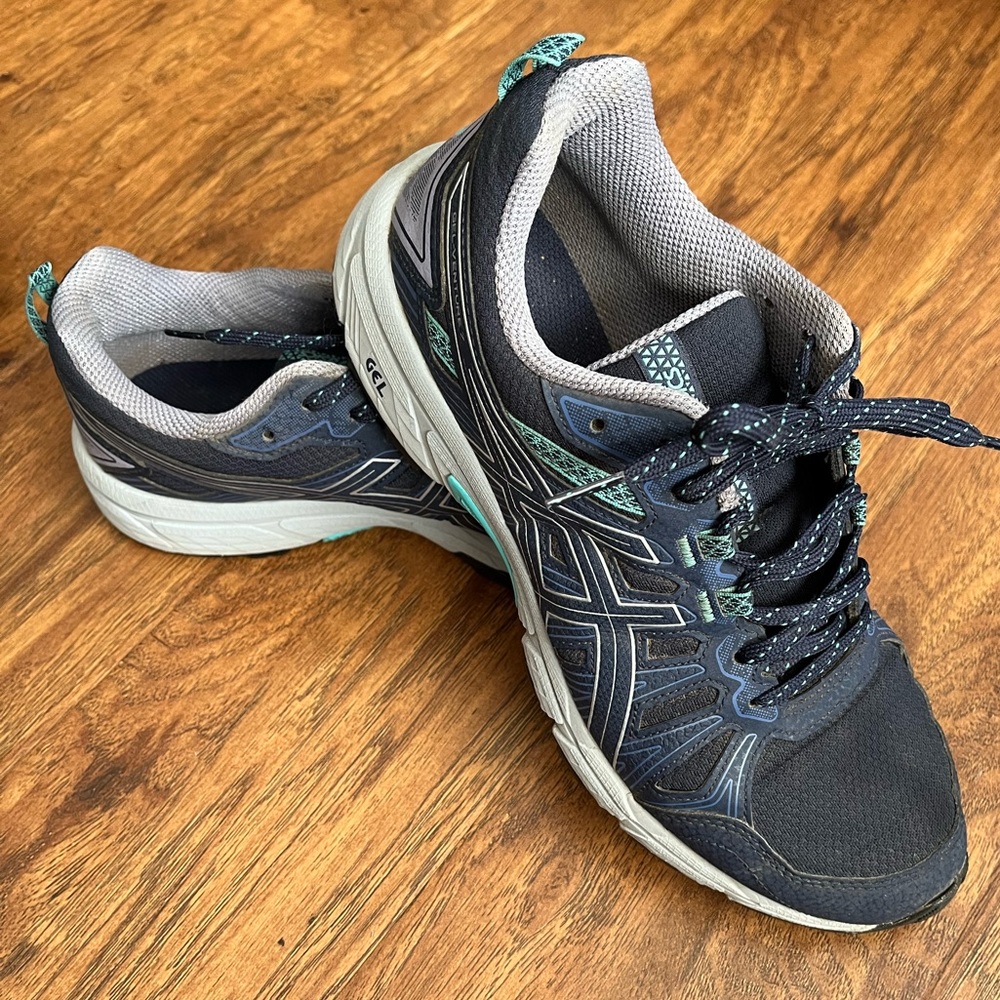 Asics Gel Venture 7 Trail running shoes Color: Navy Blue. Size 9 Women’s GUC